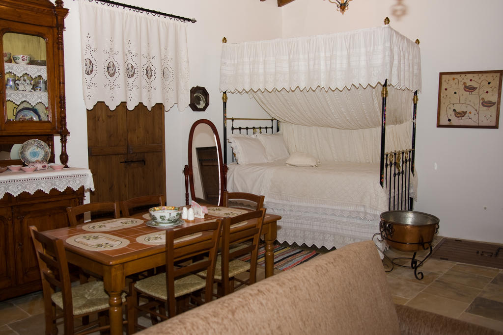 Xenios Cottages Lofou Habitación foto