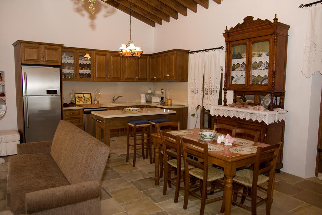 Xenios Cottages Lofou Habitación foto